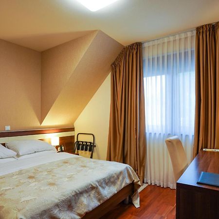 Hotel Degenija Seliste Dreznicko Bagian luar foto
