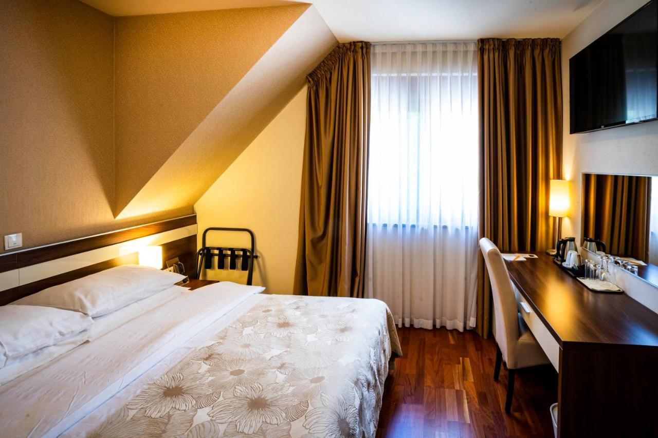 Hotel Degenija Seliste Dreznicko Bagian luar foto