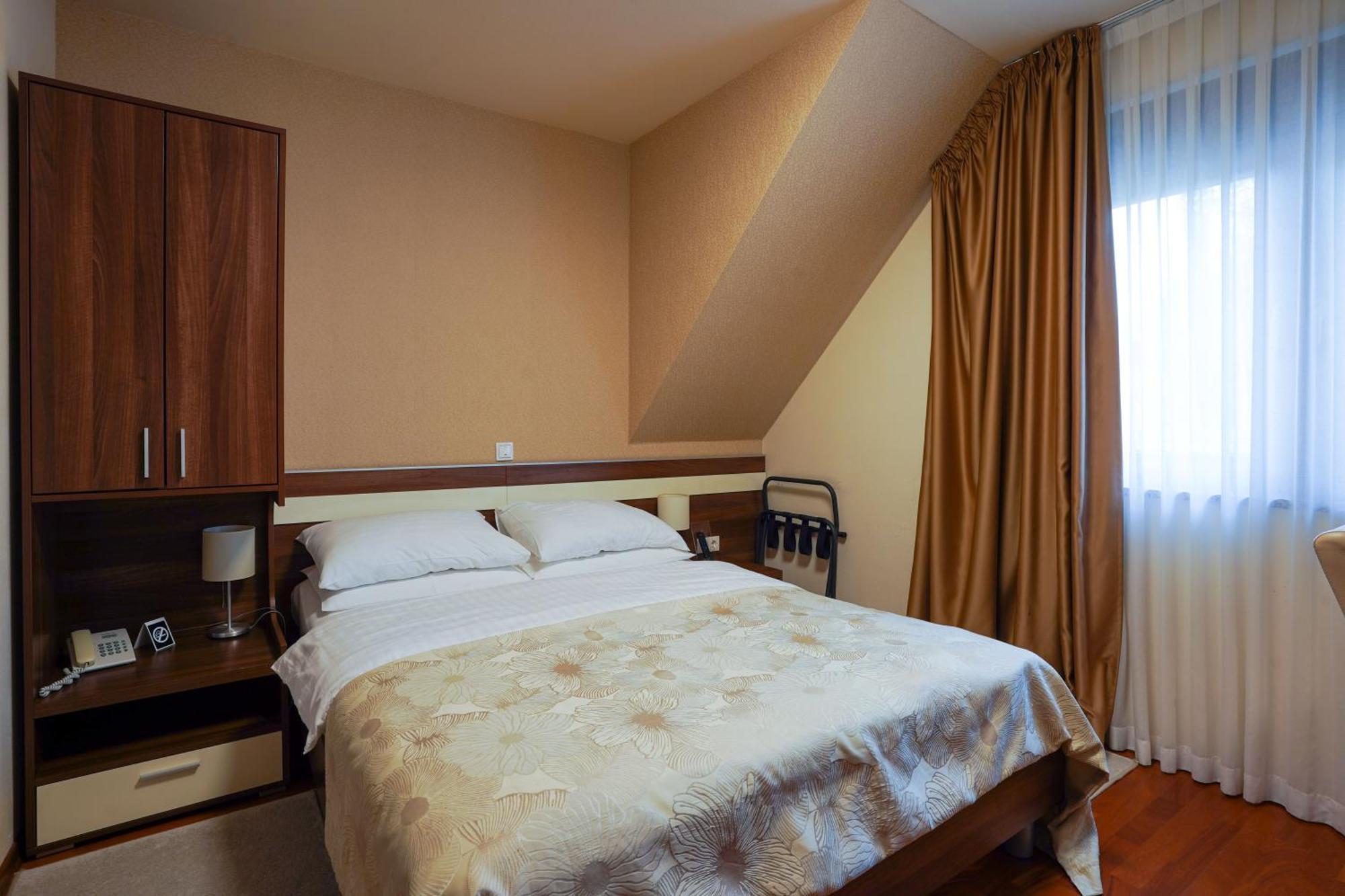 Hotel Degenija Seliste Dreznicko Bagian luar foto