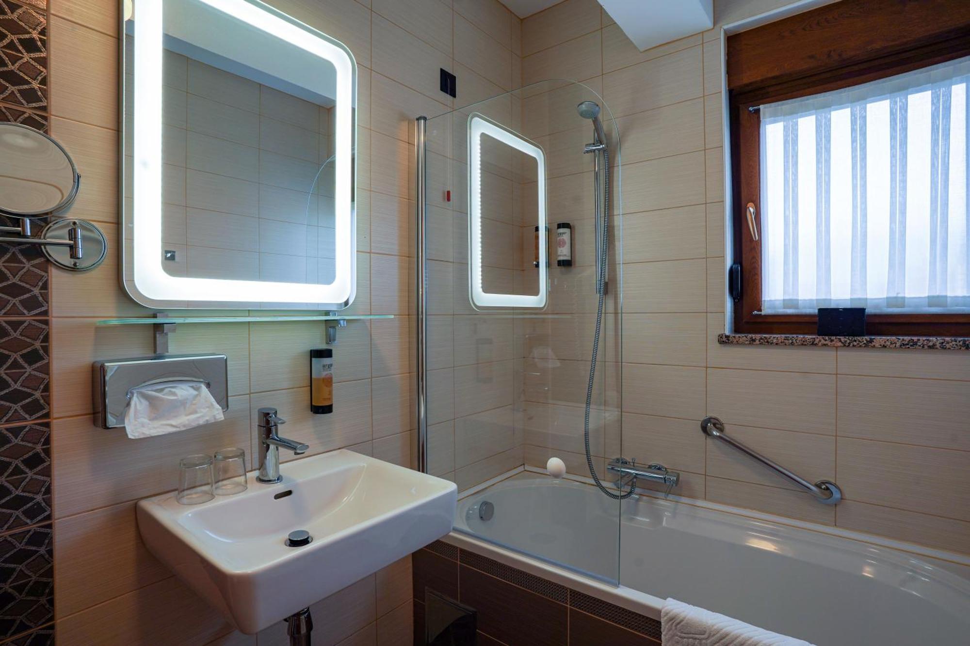 Hotel Degenija Seliste Dreznicko Bagian luar foto