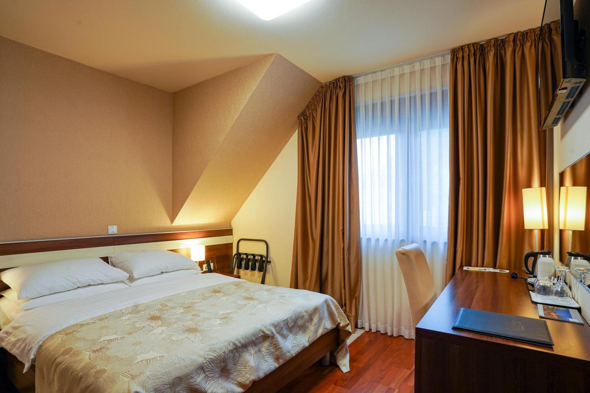 Hotel Degenija Seliste Dreznicko Bagian luar foto