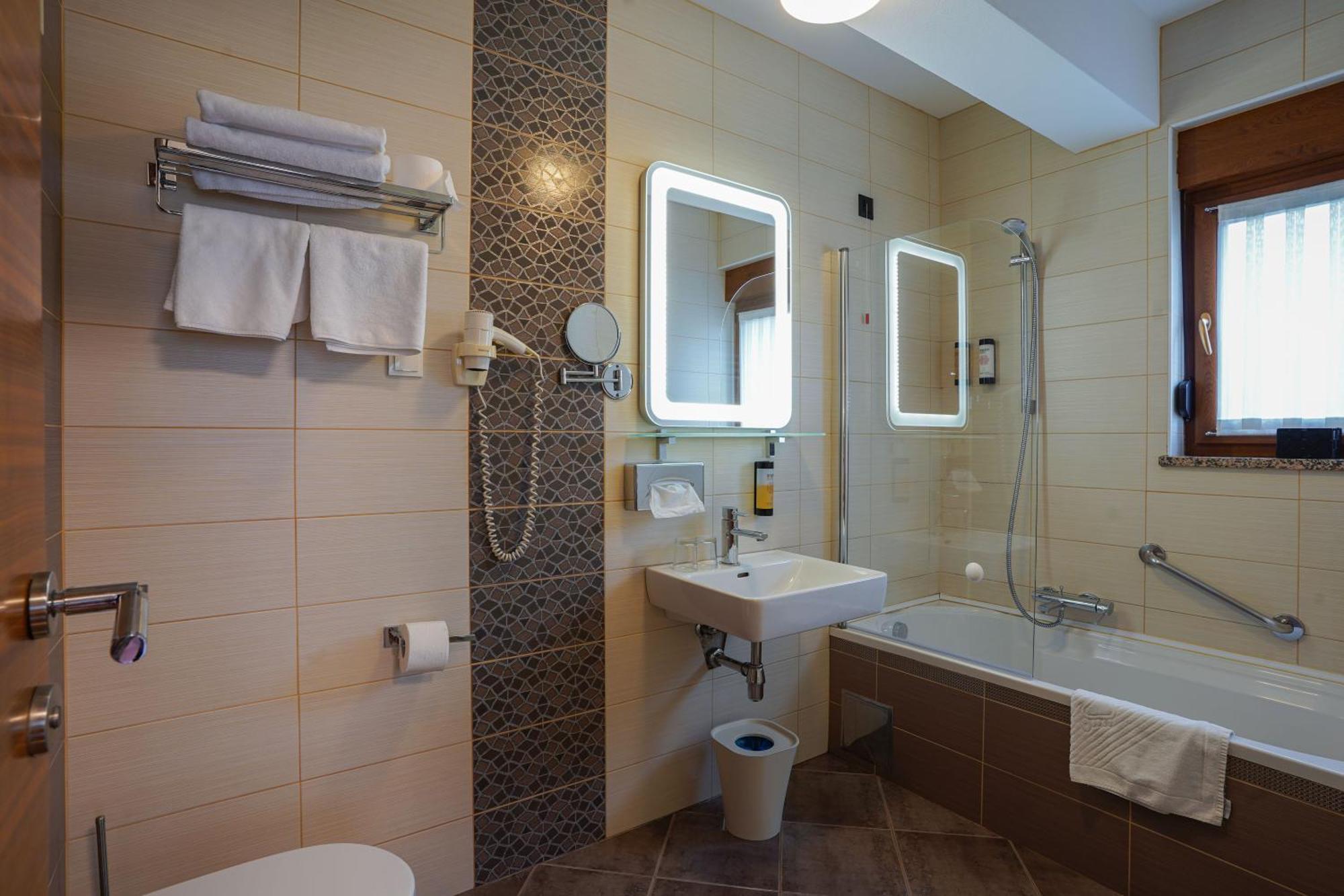 Hotel Degenija Seliste Dreznicko Bagian luar foto