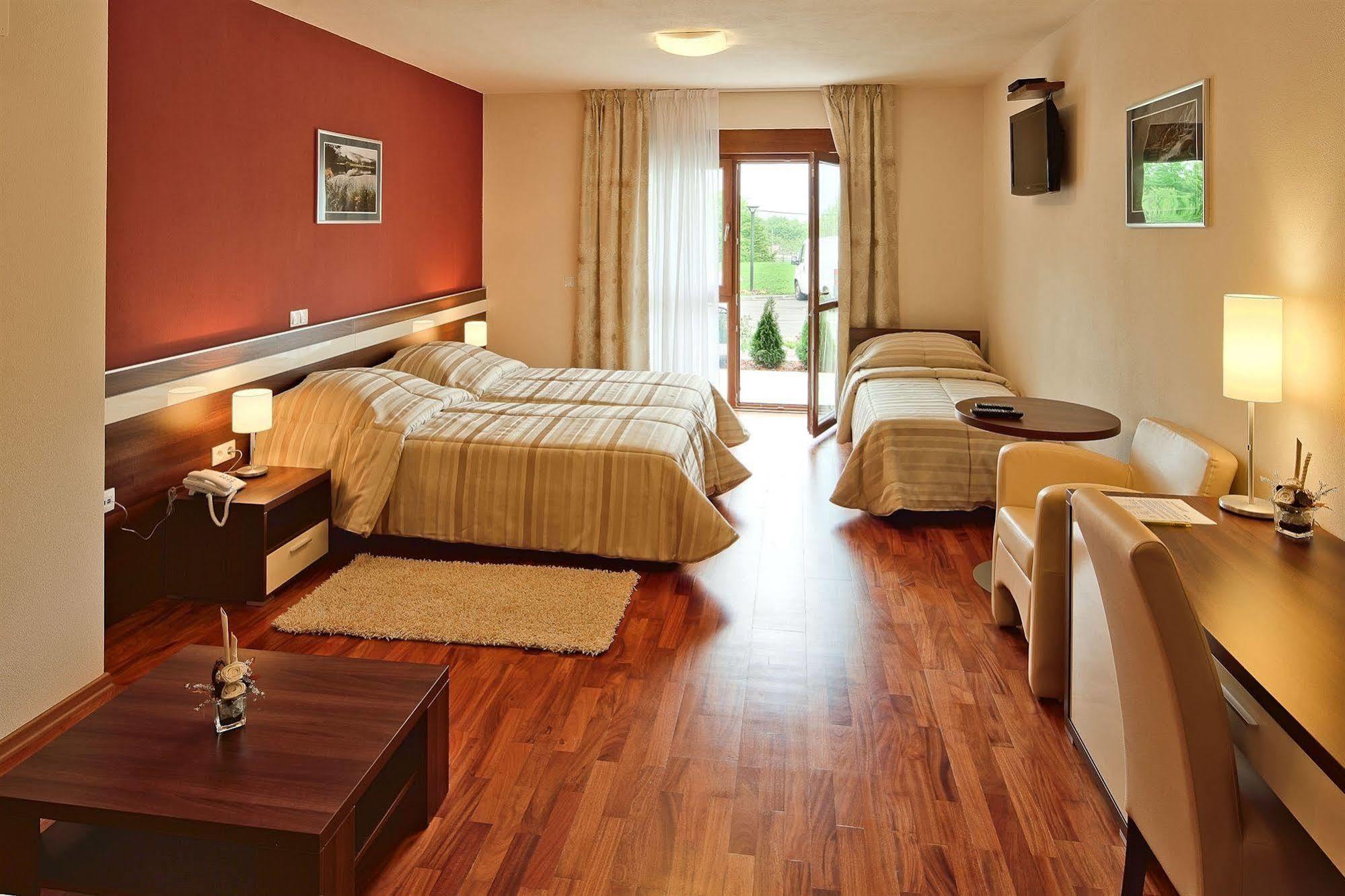 Hotel Degenija Seliste Dreznicko Bagian luar foto