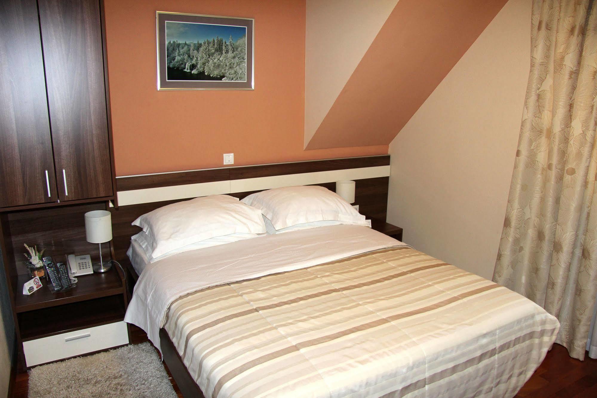 Hotel Degenija Seliste Dreznicko Bagian luar foto