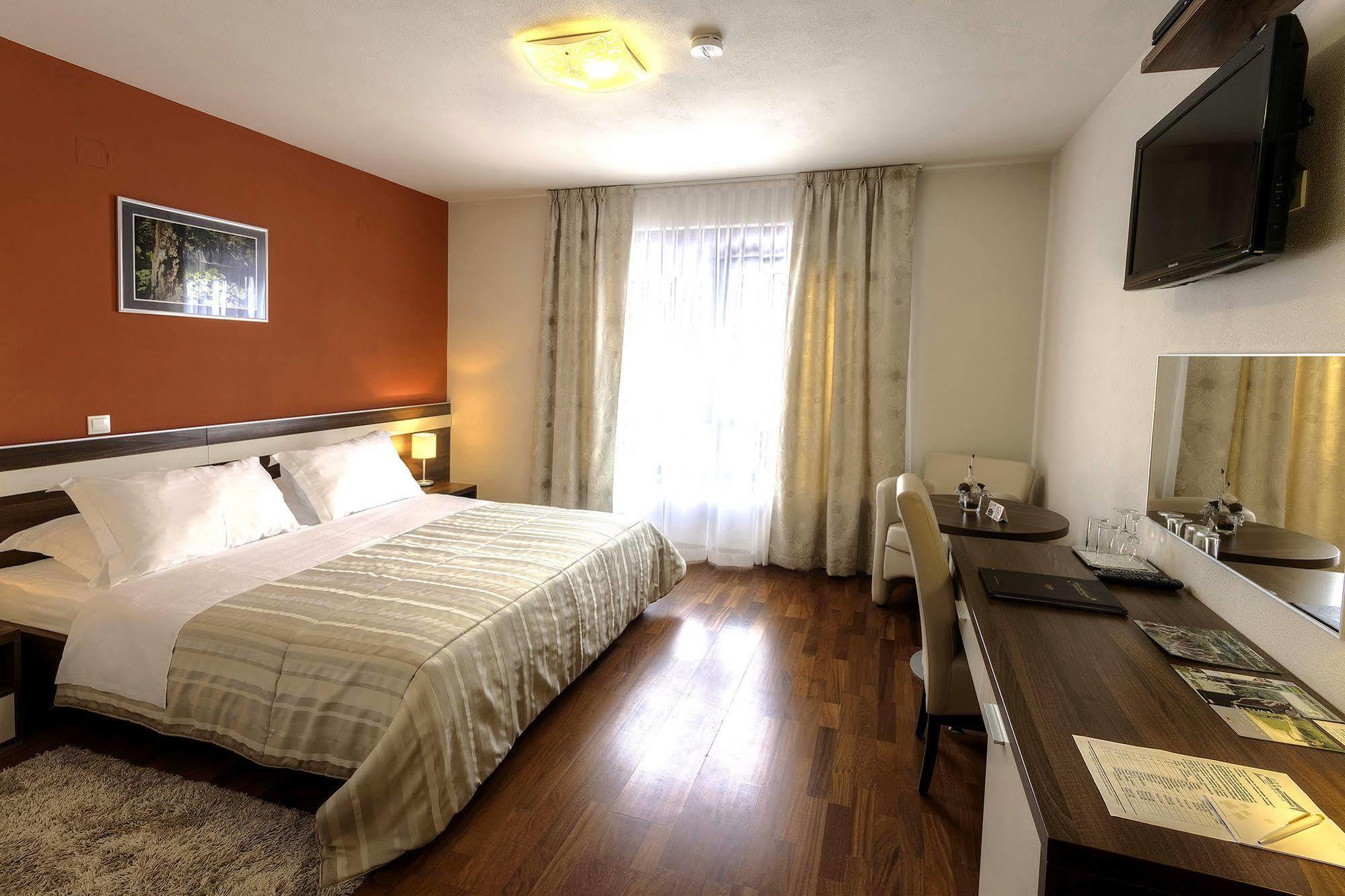 Hotel Degenija Seliste Dreznicko Bagian luar foto