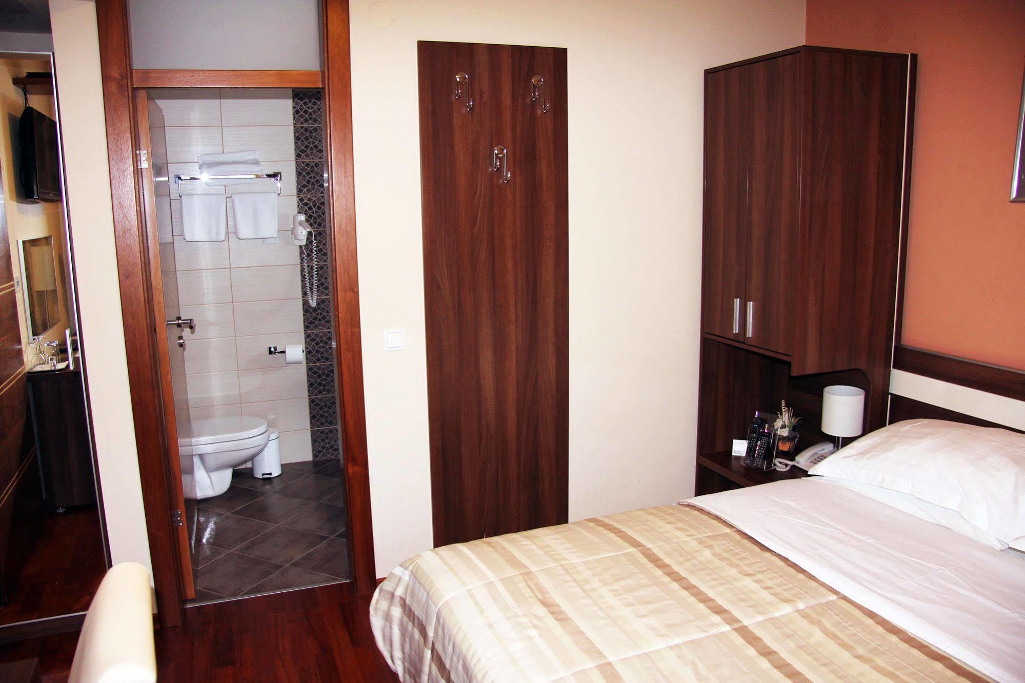 Hotel Degenija Seliste Dreznicko Bagian luar foto